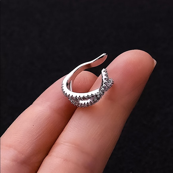 ⚜️[𝟯/$𝟮𝟴]⚜️NEW CZ Silver Crisscrossed Ear Cuff - Picture 6 of 11
